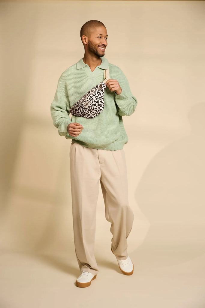 sac banane olivia léopard écru coton bio portée homme