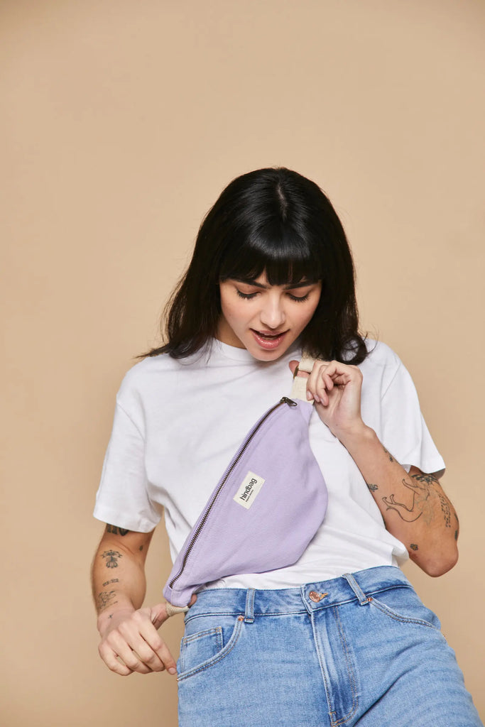 Sac banane Olivia Lilas porté femme